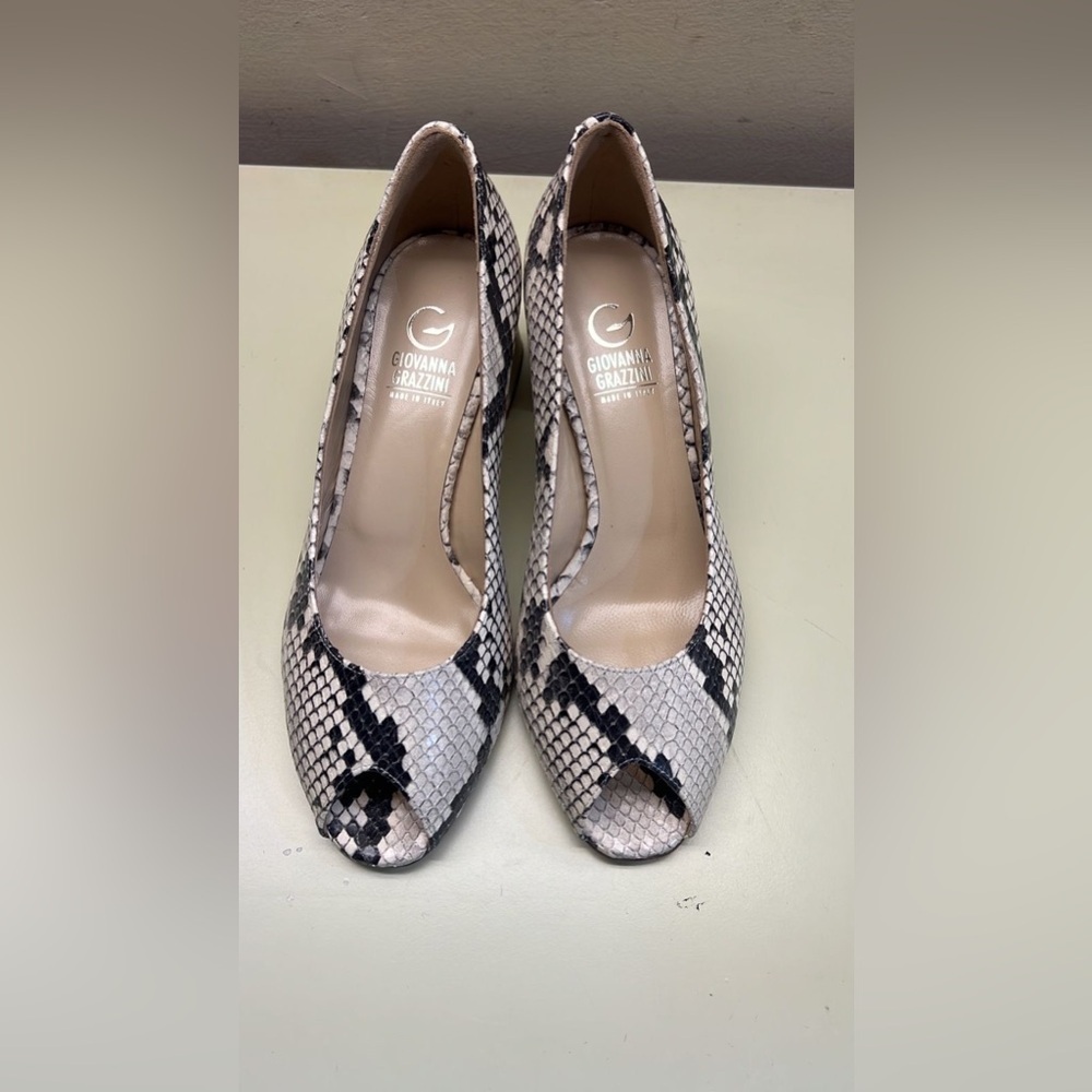 Made in Italy Giovanna Grazzini Black and Cream Snakeskin Heels with Pointed Toe